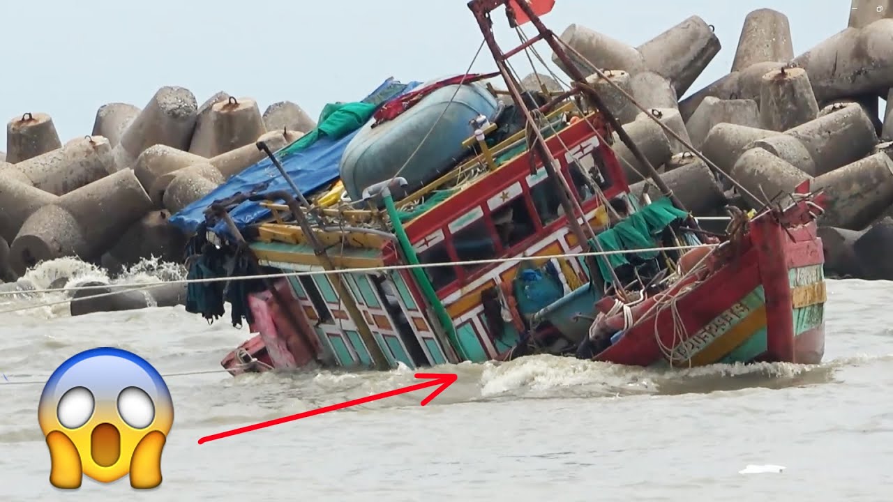 Quá bất ngờ chiếc ghe bị kéo lật nghiên may mắn thoát được cảnh này