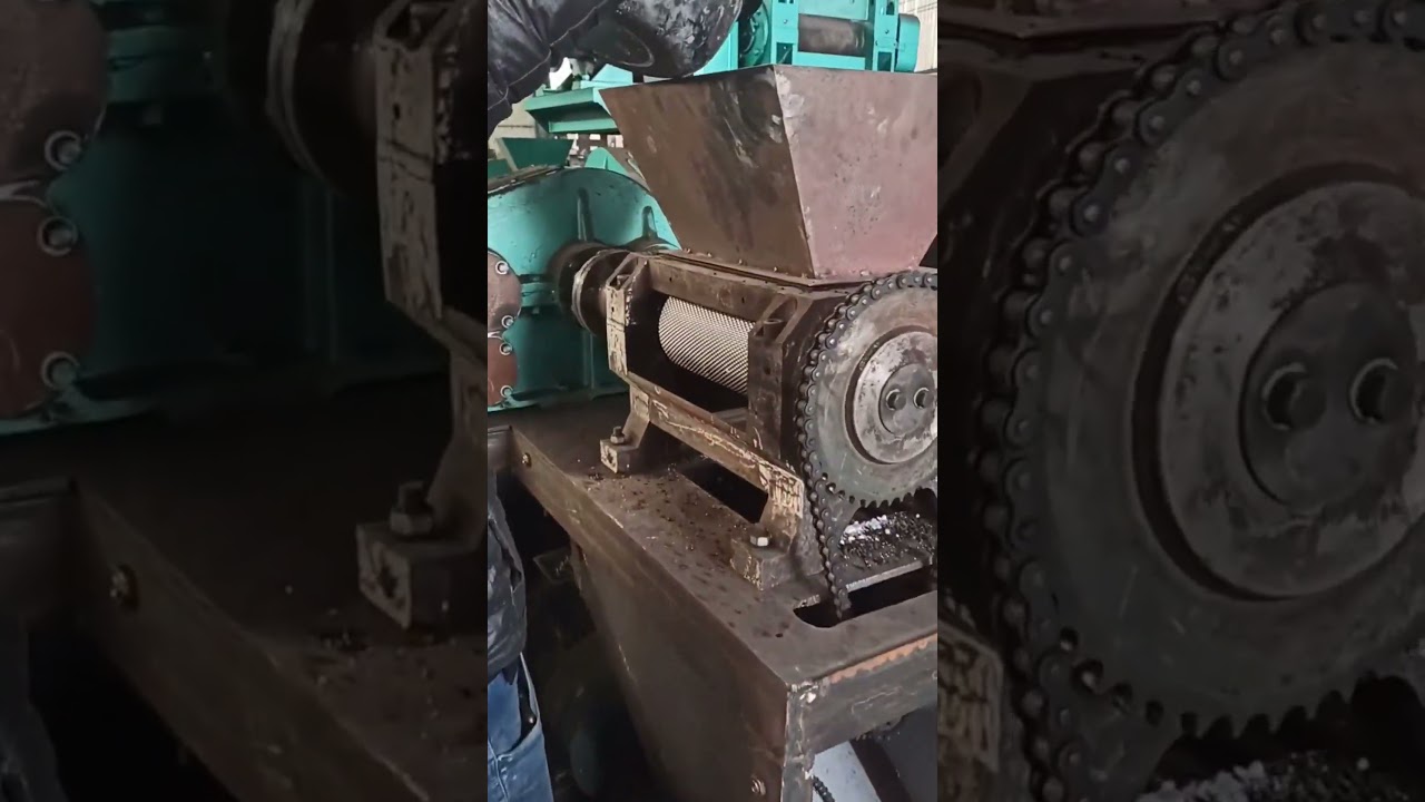 Granulator, squeeze the powder into small granules#granulator #briquettemachine #briquettes #powder