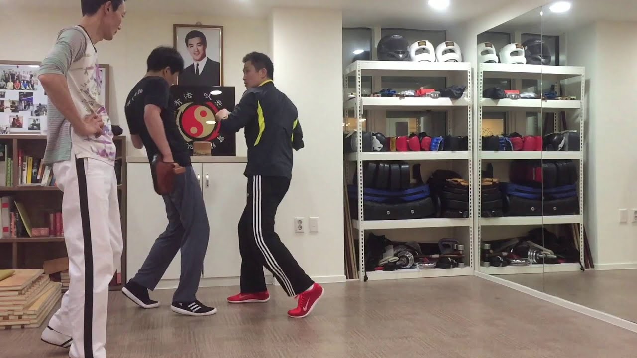 BASIC FOOTWORK LESSON via JKD KICKBOXING
