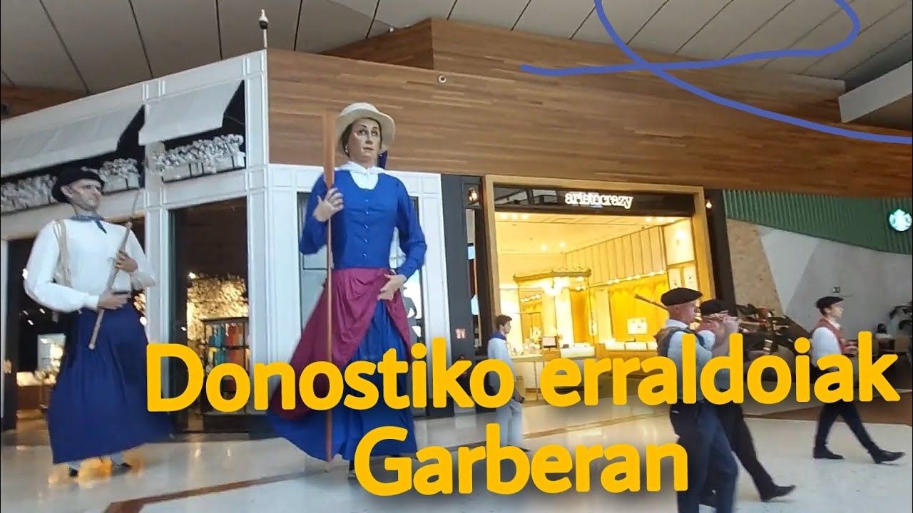 Donostiko erraldoiak Garberan/ Gigantes de San Sebastián en el centro comercial Garbera.