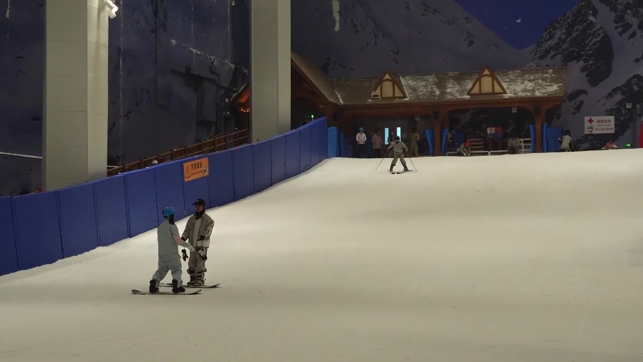 Exploring world's largest indoor skiing resort in Shanghai