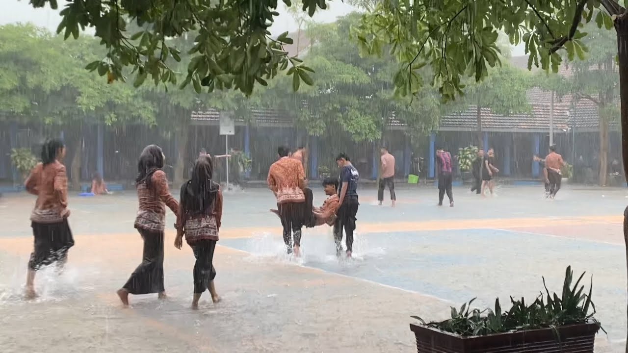 SUASANA HUJAN DI SEKOLAH