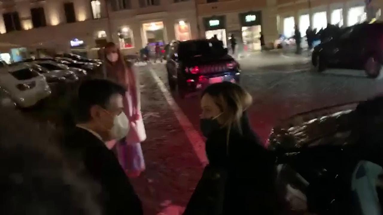 Quirinale, incontro nel parcheggio di Montecitorio tra Conte e Meloni al termine della giornata