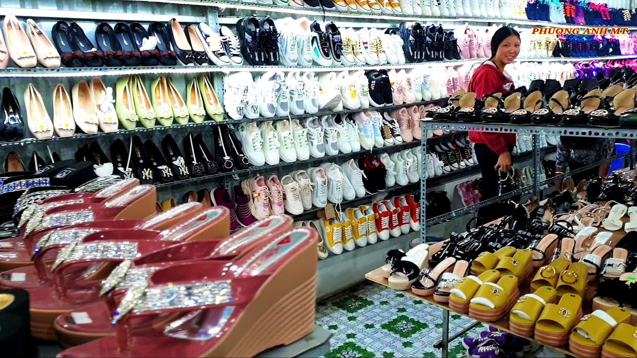 Vào shop giày dép ở Việt Nam