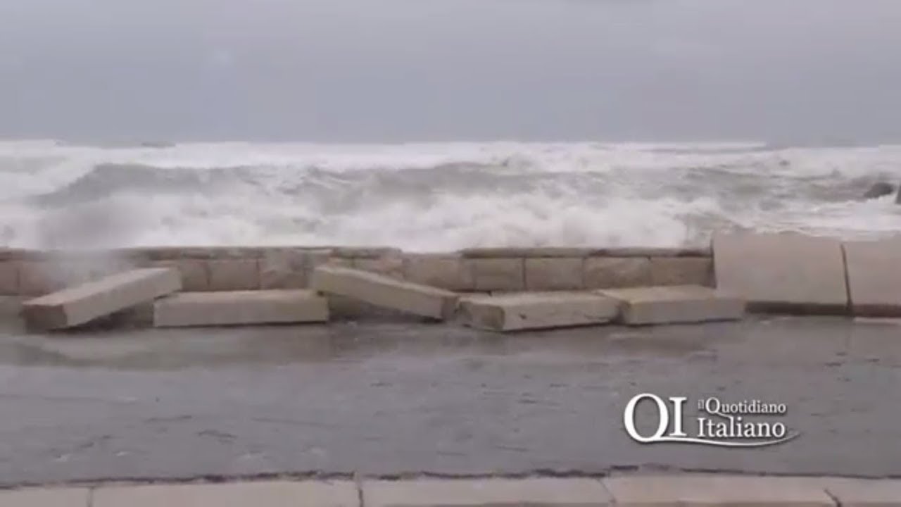 Bari, mareggiata devasta lungomare Starita chiuso al traffico
