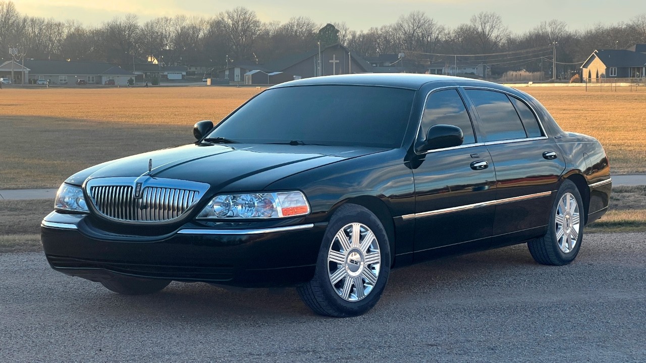 2005 Lincoln Town Car Signature L - Full Tour
