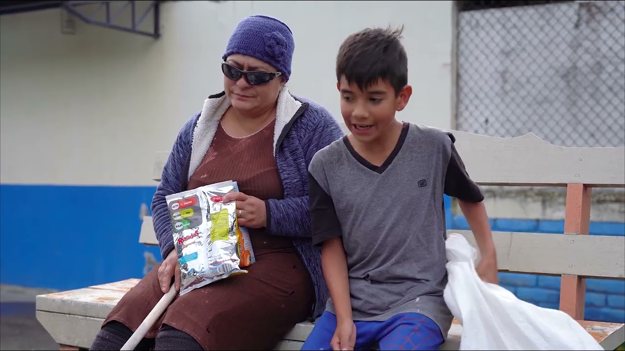 Niño salva la vida a una abuelita ciega, la vida lo recompenso de una forma inesperada,