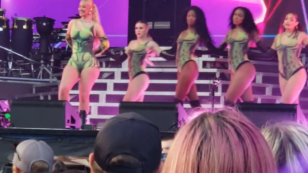 Iggy Azalea - Work / Sally Walker (live 08/28/22)