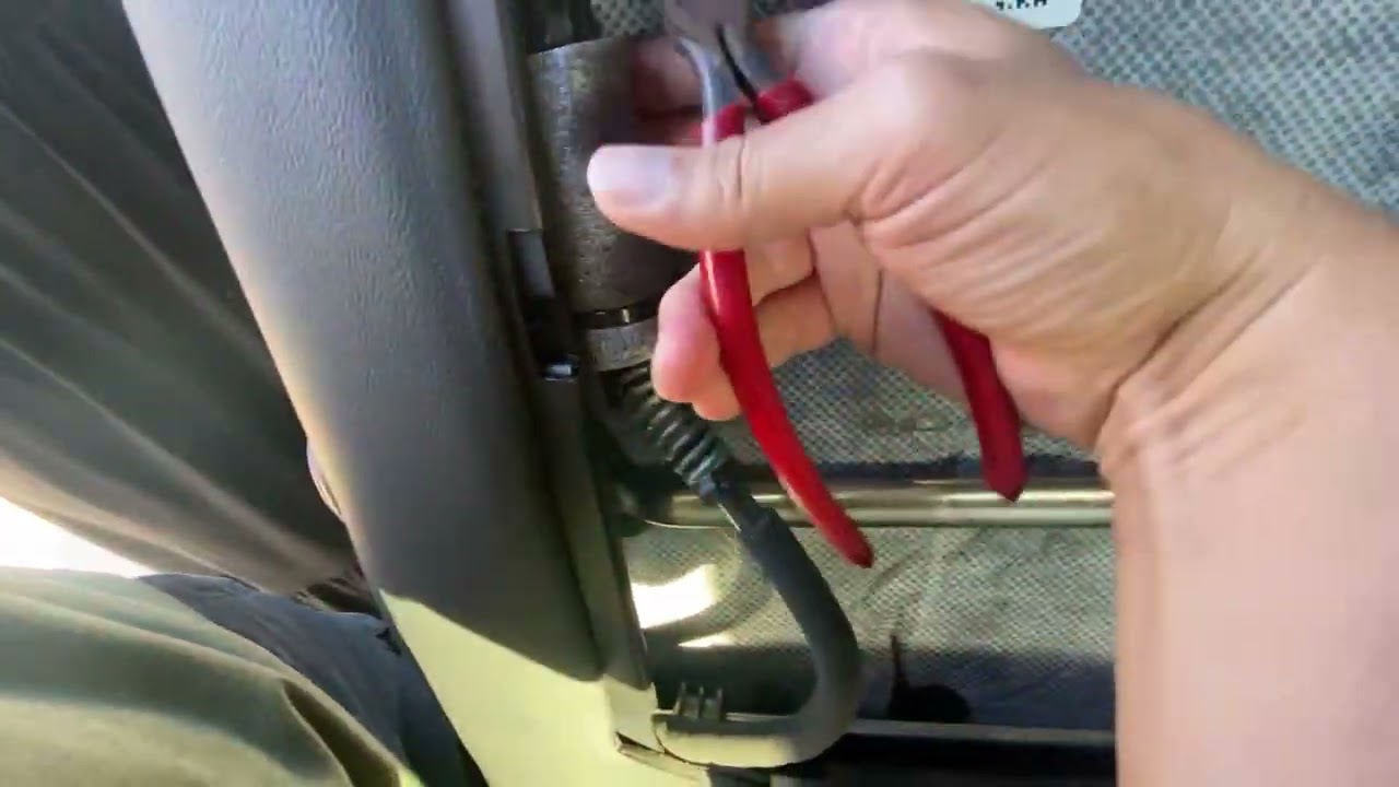 2020 Chrysler Pacifica Hybrid - 2nd Row Latch Release Cable Broken - Quick 2 min Workaround