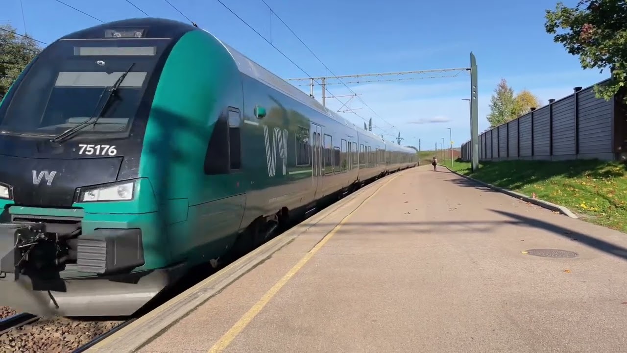 High speed trains at Leirsund station (Vy, Flytoget)