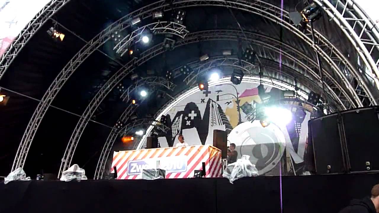 Armin van Buuren @ Citymoves Zwolle 2010: She Gave Happiness Every Other Way (AvB Mashup)