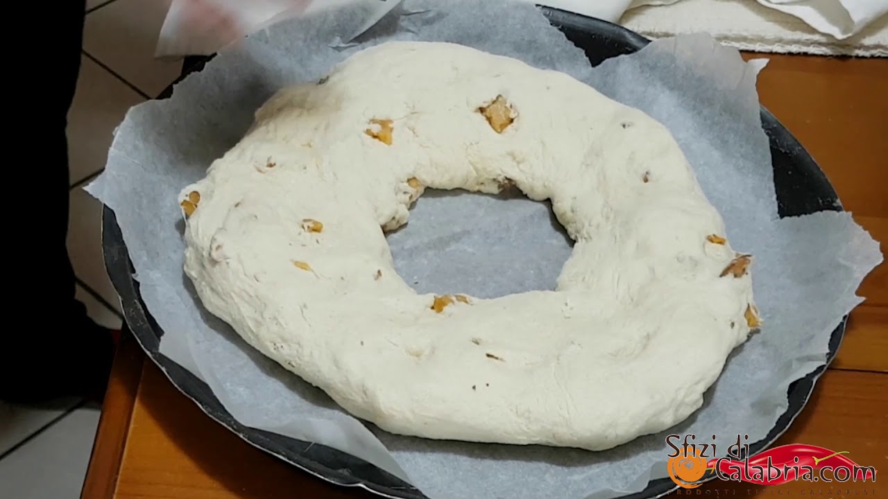 Pane Casereccio Calabrese con Cicoli o Ciccioli - Home made Bread