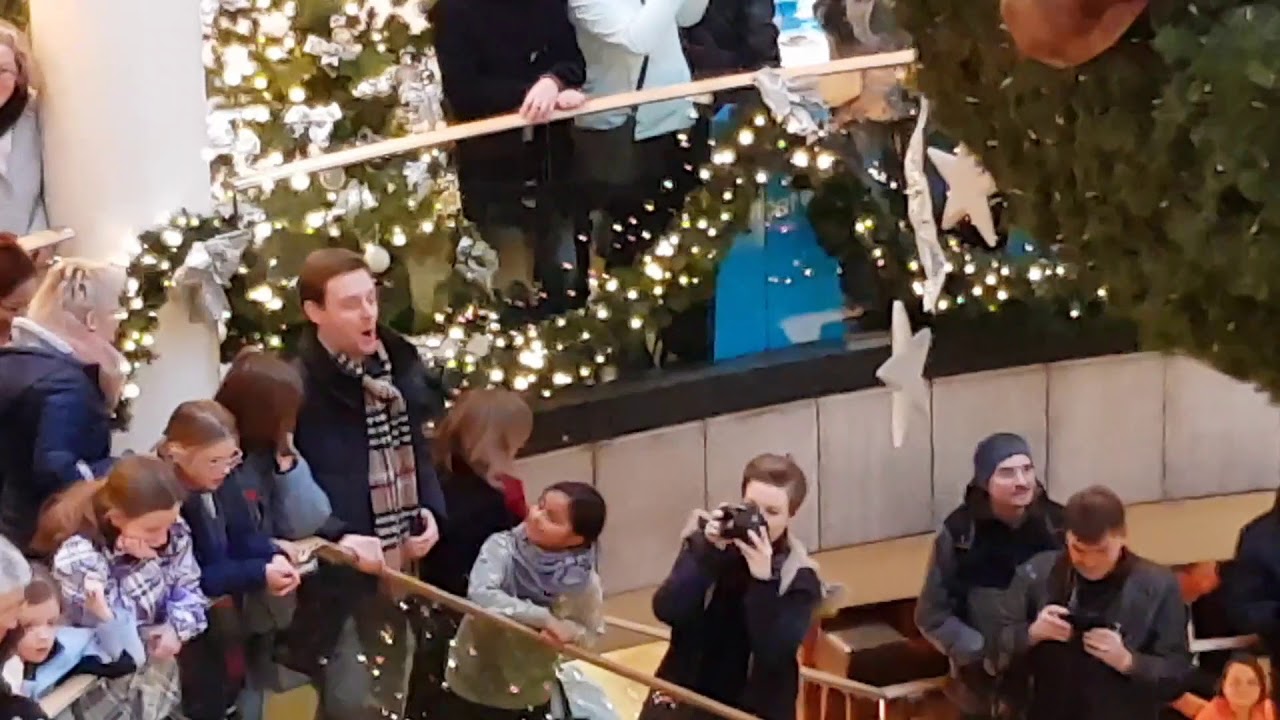 Flashmob des Staatstheaters in der Königsgalerie in Kassel