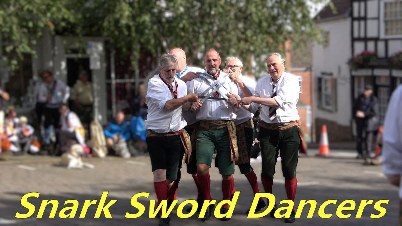 Танцоры Snark Sword Dancers исполняют «Snark Number 1» на фолк-фестивале в Бромьярде 2025 года