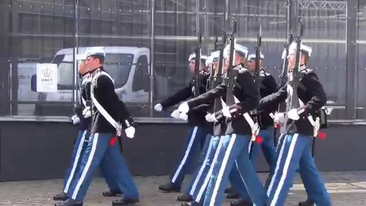 Amalienborg Slot - 10 august 2015 - Vagtskifte - Livgarden - Royal Life Guards