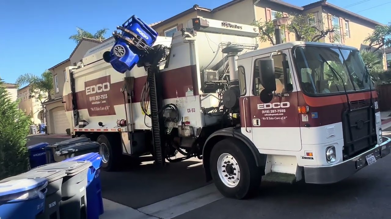 Edco McNeilus ZR 916 on afternoon recycling collection 