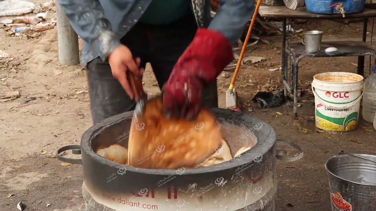 خبزة التنور مصدر لكسب الرزق عند بعض شباب مدينة درنة في شهر رمضان المبارك  LCNA