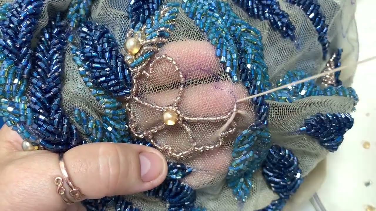 Lindo Bordado de uma flor com vidrilho prateado - bordado de pedraria - Viviane Rainer