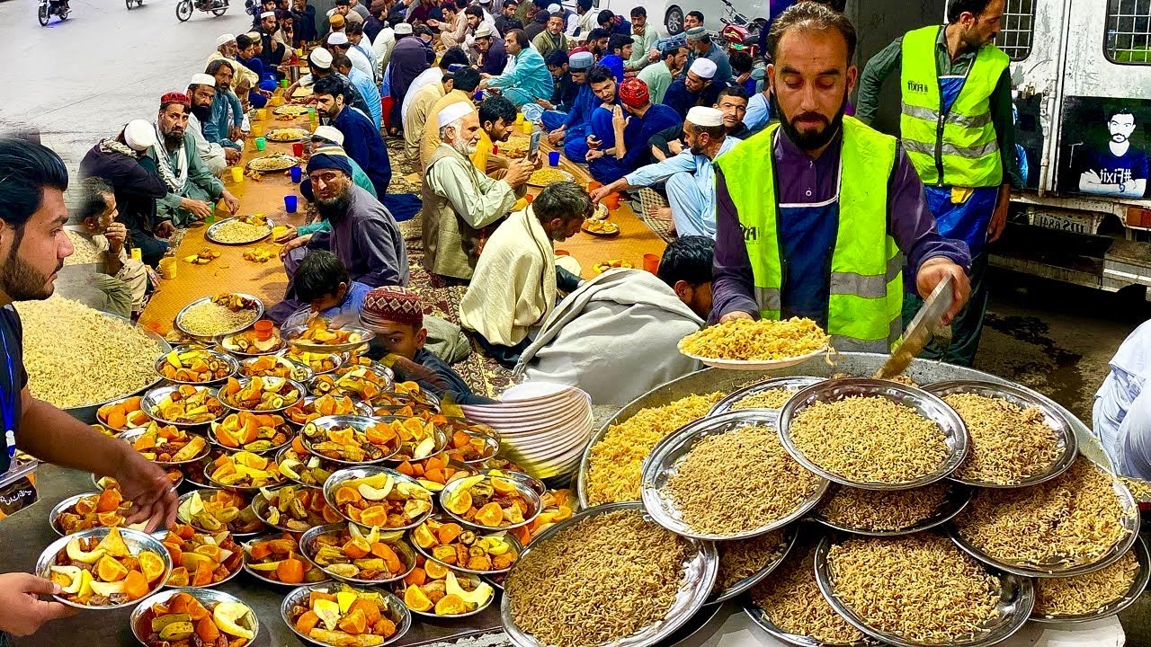 BIGGEST ROADSIDE RAMADAN FREE FOOD DISTRIBUTION IN PESHAWAR PAKISTAN - 1000+ PEOPLE IFTAR