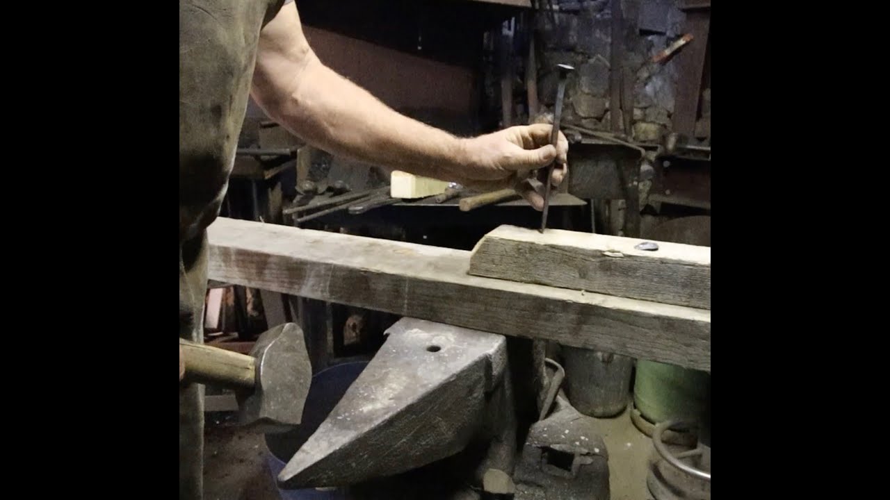 Forge d'un clou de charpente