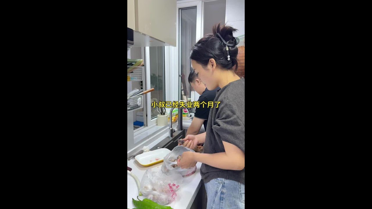 小叔失业两个多月了 我公公最近也是待业状态 一直没找到工作的小叔最近每天早上跑市场 说想去菜市场卖鸡肉