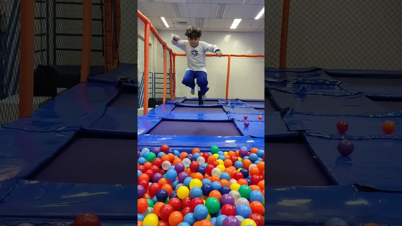 Pula-Pula cama el&aacute;stica com piscina de bolinhas