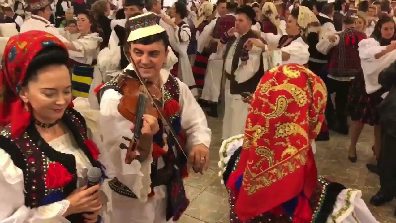 Drag mi-i jocu de-nvârtit 🎤🎻🎷
