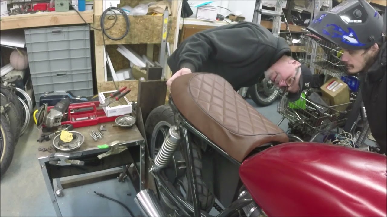 1980 Yamaha XS400 Cafe build - the seat hoop