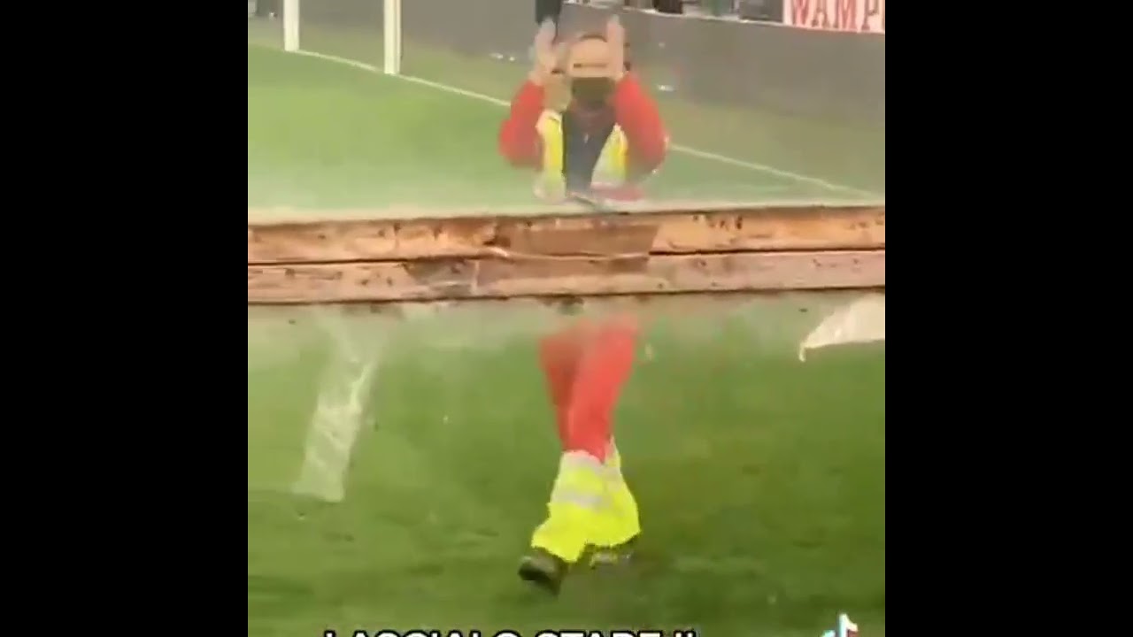 La simpatia di una ragazza dopo, i cori sul tagliaerba, eccola lei  entusiasma gli spalti