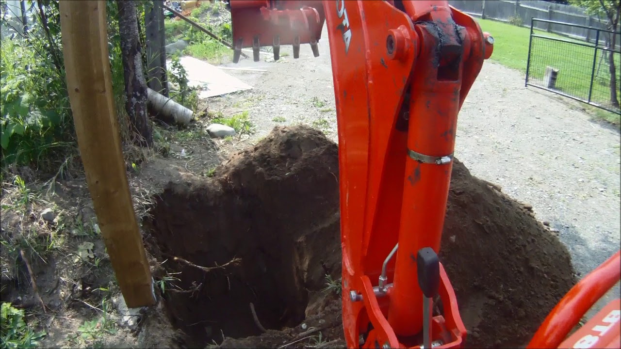 Kubota B26TLB finding water