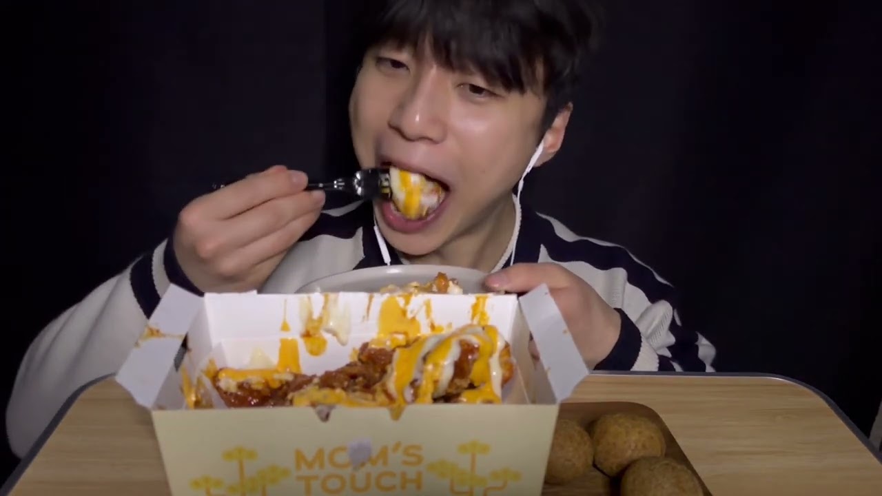 멋쟁이 첫 영상~ 치킨 먹는 날 | Chicken ASMR 
