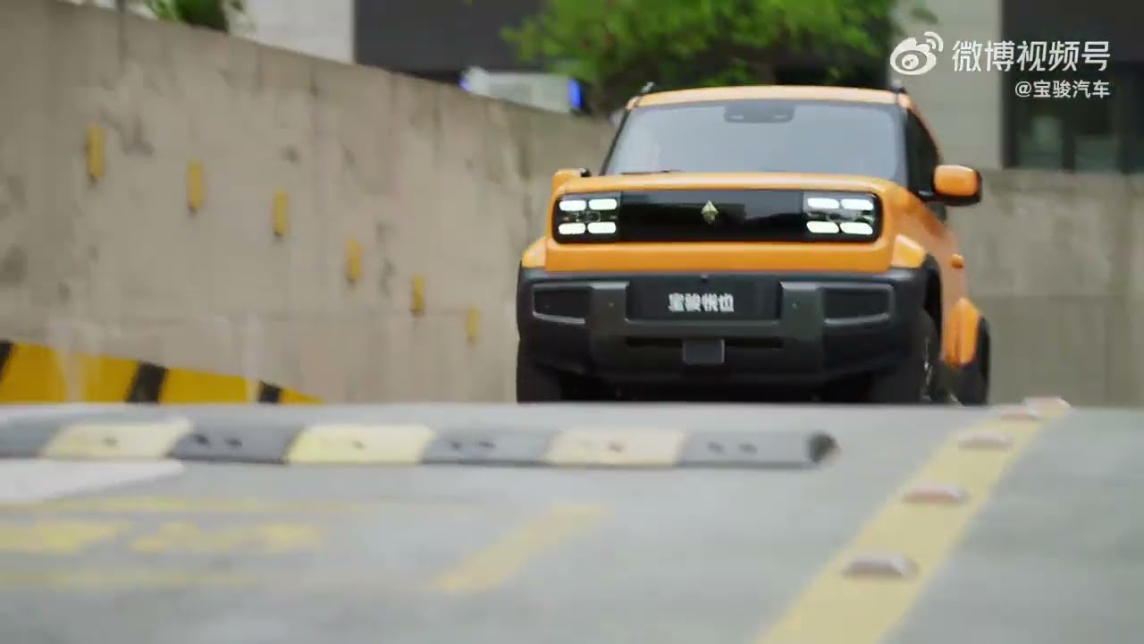Baojun Yep showing urban offroad capabilities in China - Official Ad