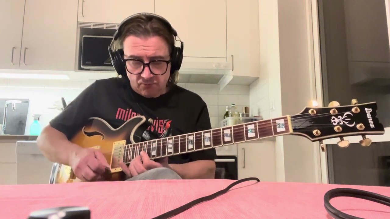 Playing my tune ”Princess from Chennai” with my Ibanez AR-520! 