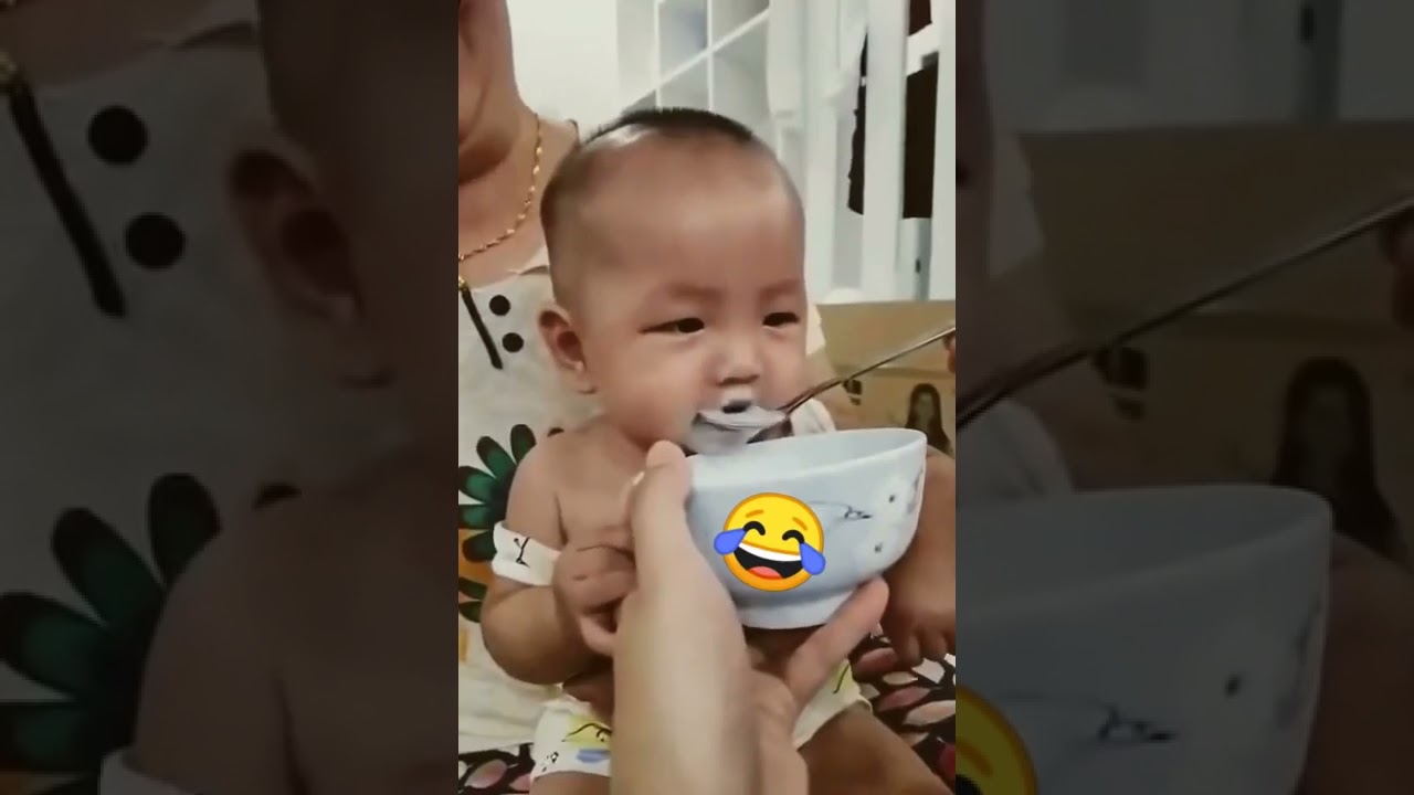 CUTE BABY❤️, Bayi lagi minum pakai sendok lalu ketawa🤣. VIDEO YANG LAGI VIRAL DI YOUTUBE.