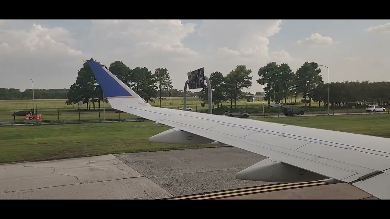 United Airlines (UAL5240) Embraer 175 landing at George Bush Intercontinental Airport (IAH) from LGA