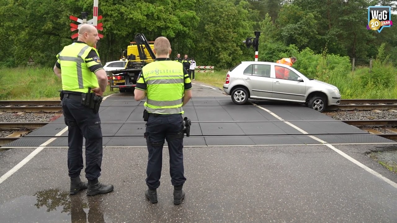 Auto belandt op spoor in Weert