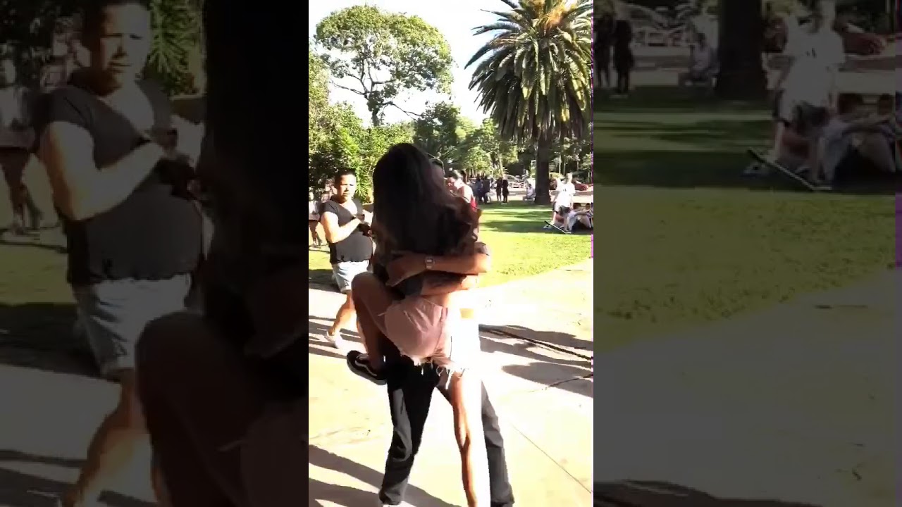 Casal se encontrando depois de 2 anos. Algu&eacute;m sabe o nome dessa m&uacute;sica?