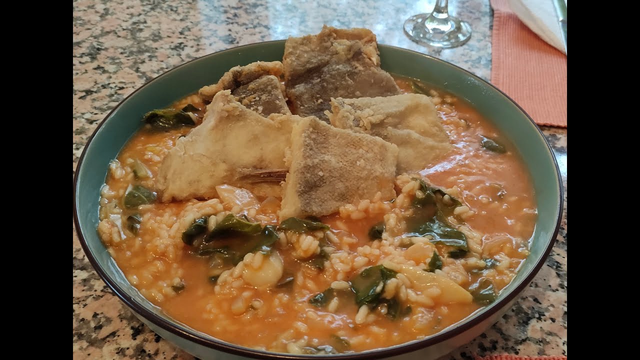 Fiz arroz com couves e bacalhau frito, e começamos a fazer um galinheiro.