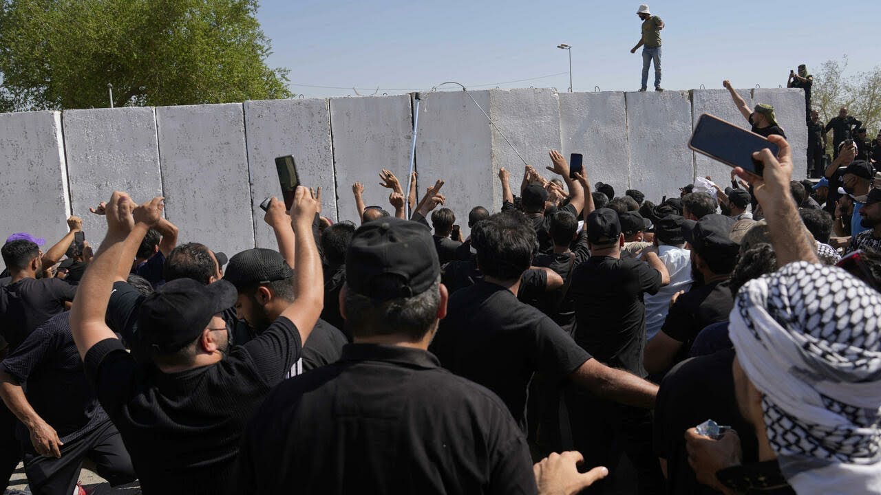 Protesters storm Iraq's Republican Palace after cleric Sadr says quitting politics • FRANCE 24