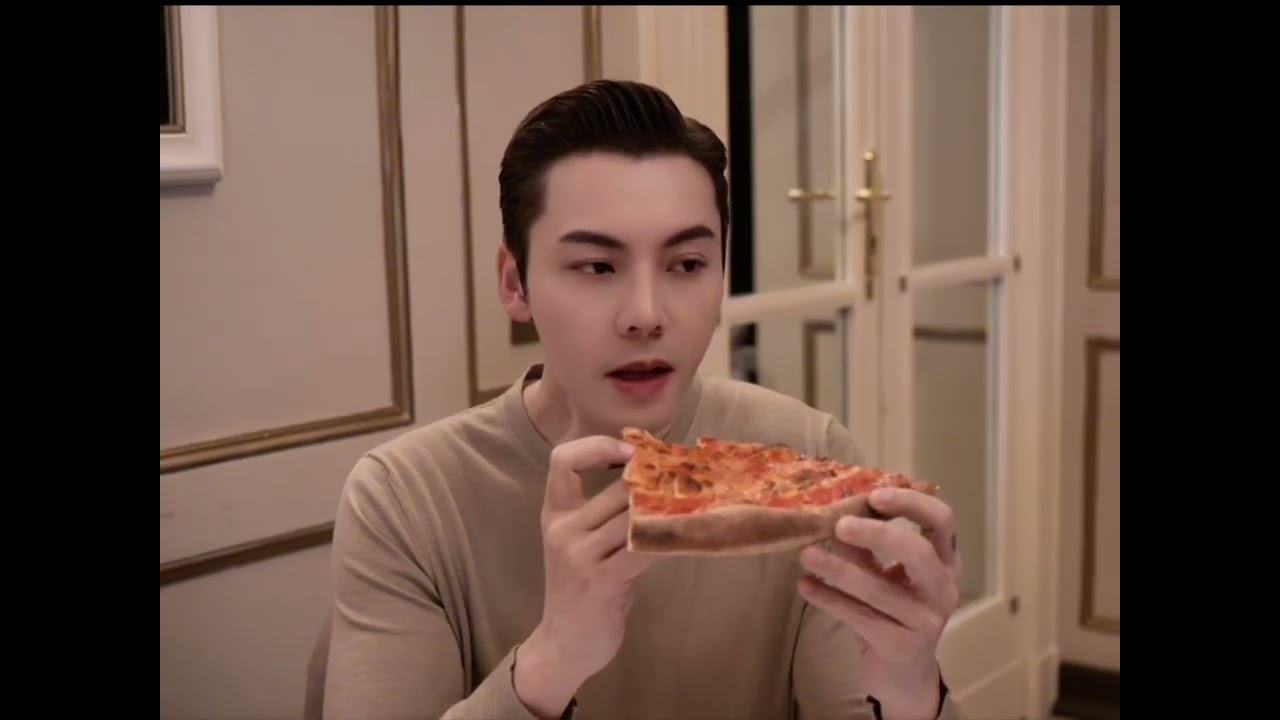 Working in Italy, William Chan had pizza for lunch &said it was delicious陈伟霆在意大利拍杰尼亚zegna大片工作餐是披萨