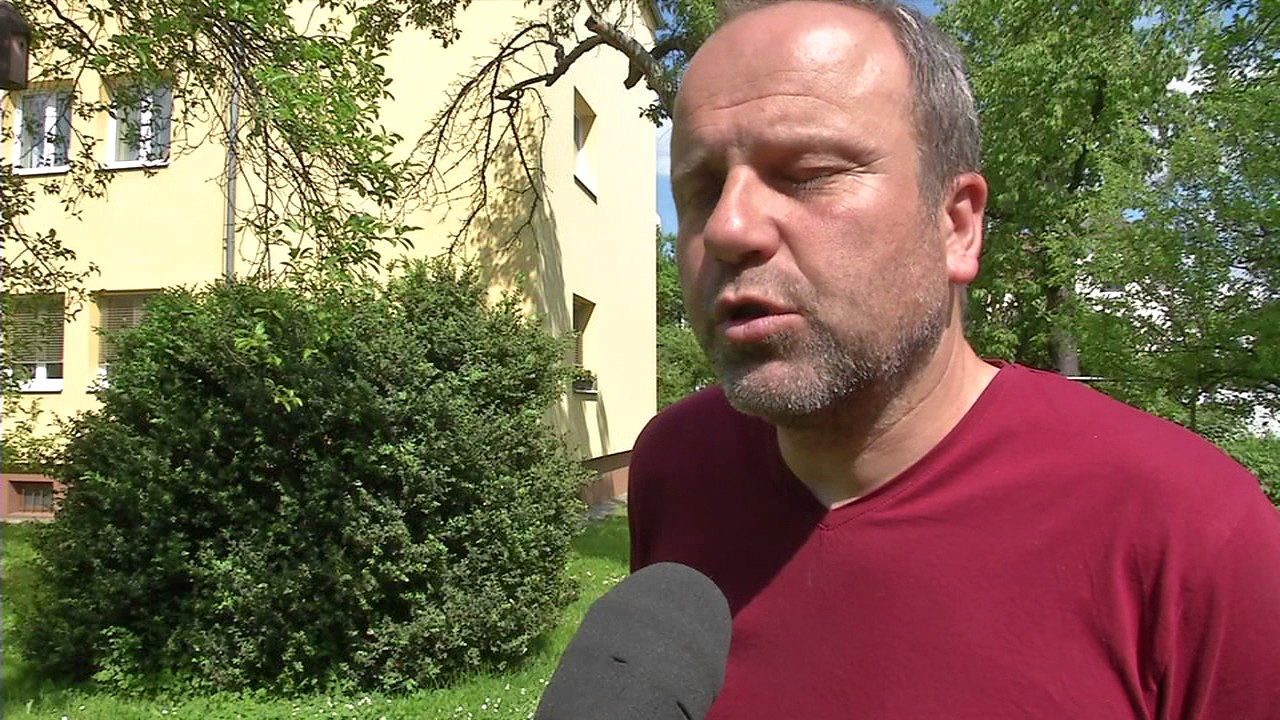 ZLÍN - Housenky ohrožují keře krušpánků