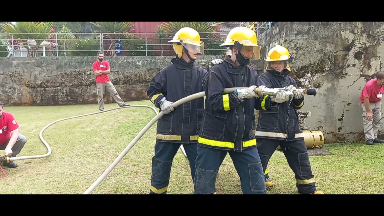 TREINAMENTO SIMULADO COMBATE A INCÊNDIO COM MOTO BOMBA - BRIGADA EMERGENCIAS KARSTEN BLUMENAU SC.