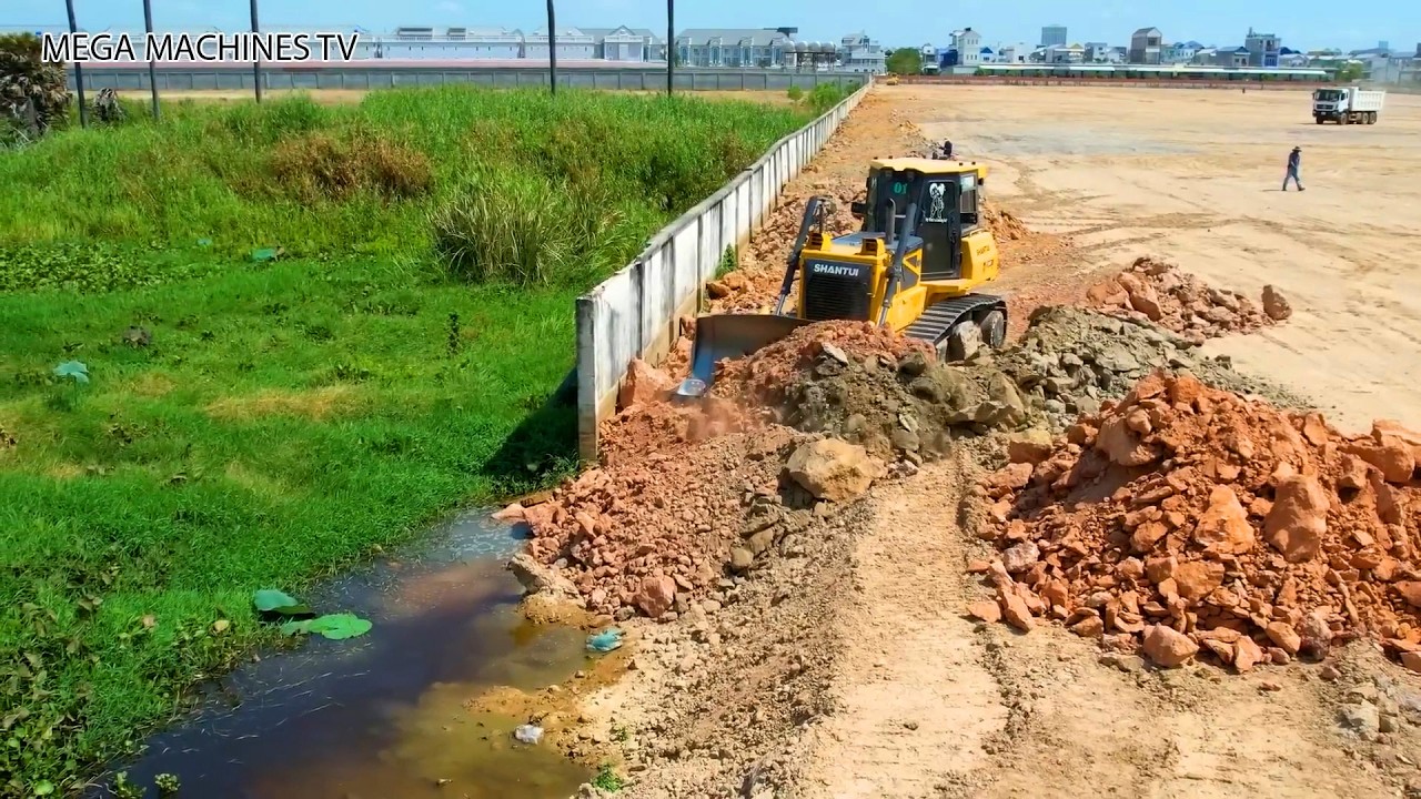 Operating Skills Bulldozer SHANTUI DH17C2 With Dump Truck Unloading