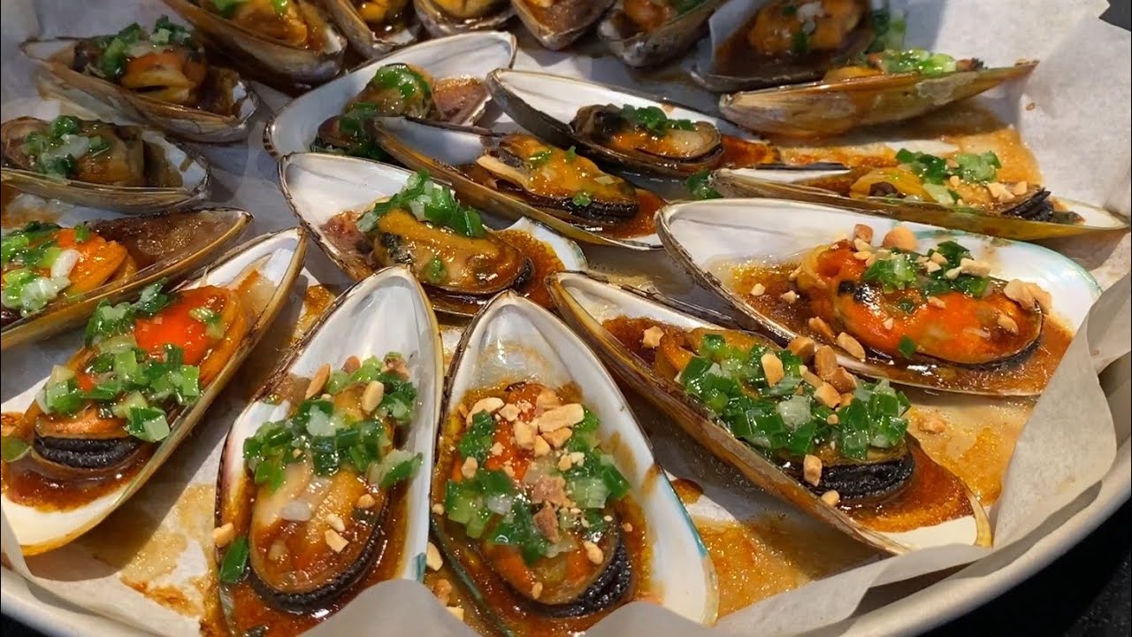 Vietnamese grilled mussels / Muscheln auf vietnamesischer Art / Chem Chép Nướng Mỡ Hành