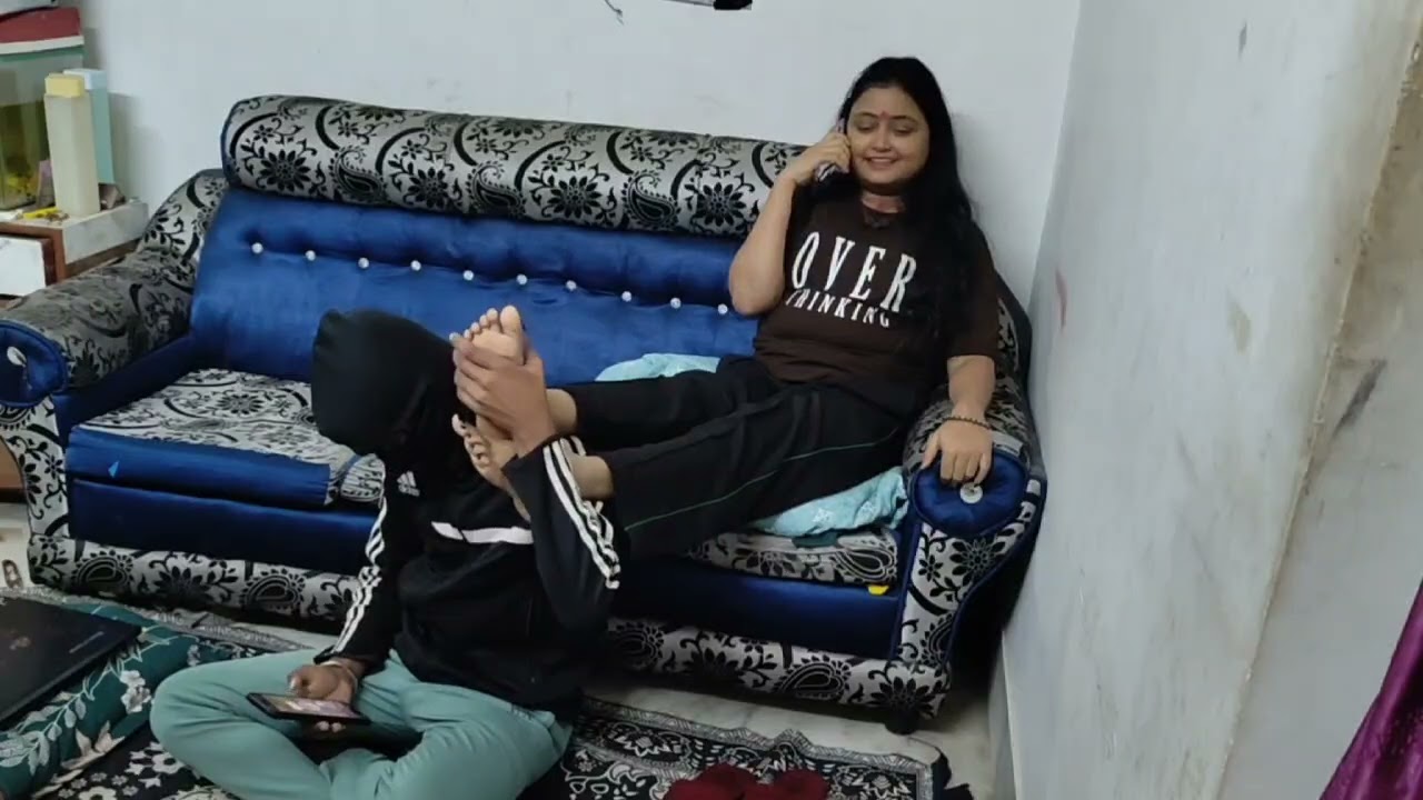 पति ने की पत्नी की सेवा। Husband cares for her
