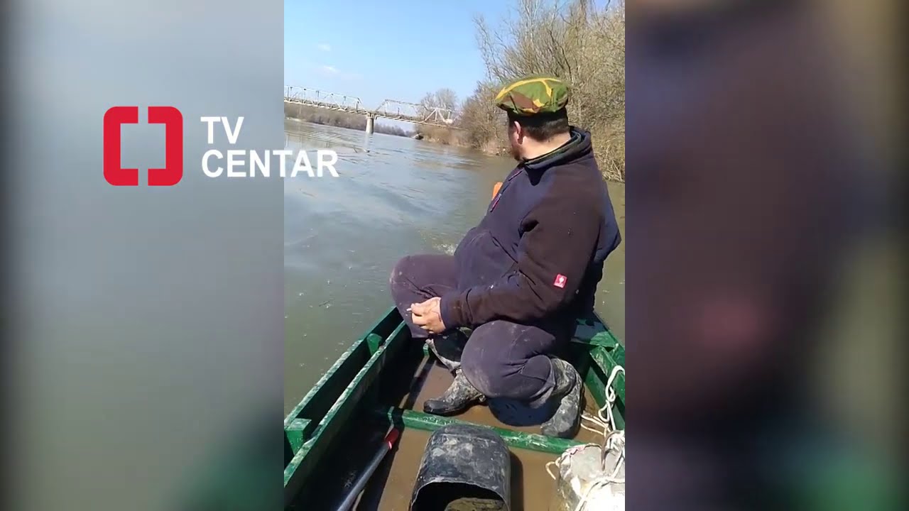 SNIMAK IZ ČAMCA pre nego što su dvojica mladića pala u Moravu
