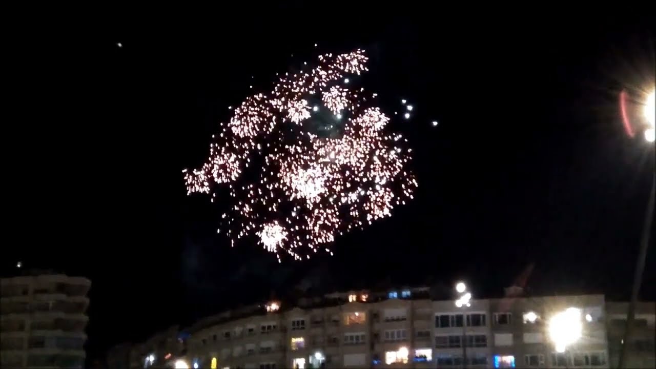 Nochevieja en Vigo 2024 (Año Nuevo 2025) fuegos artificiales Pontevedra Galicia Vialia Halo