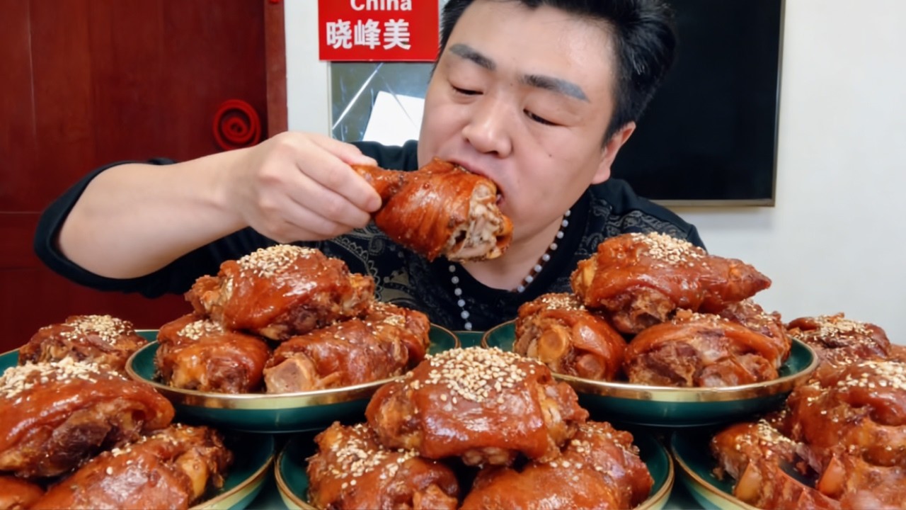 【ASMR】【MUKBANG】Immersive Eating: Xiaofeng Devours Juicy Pork Elbow and Flavorful Chicken Wing Rice