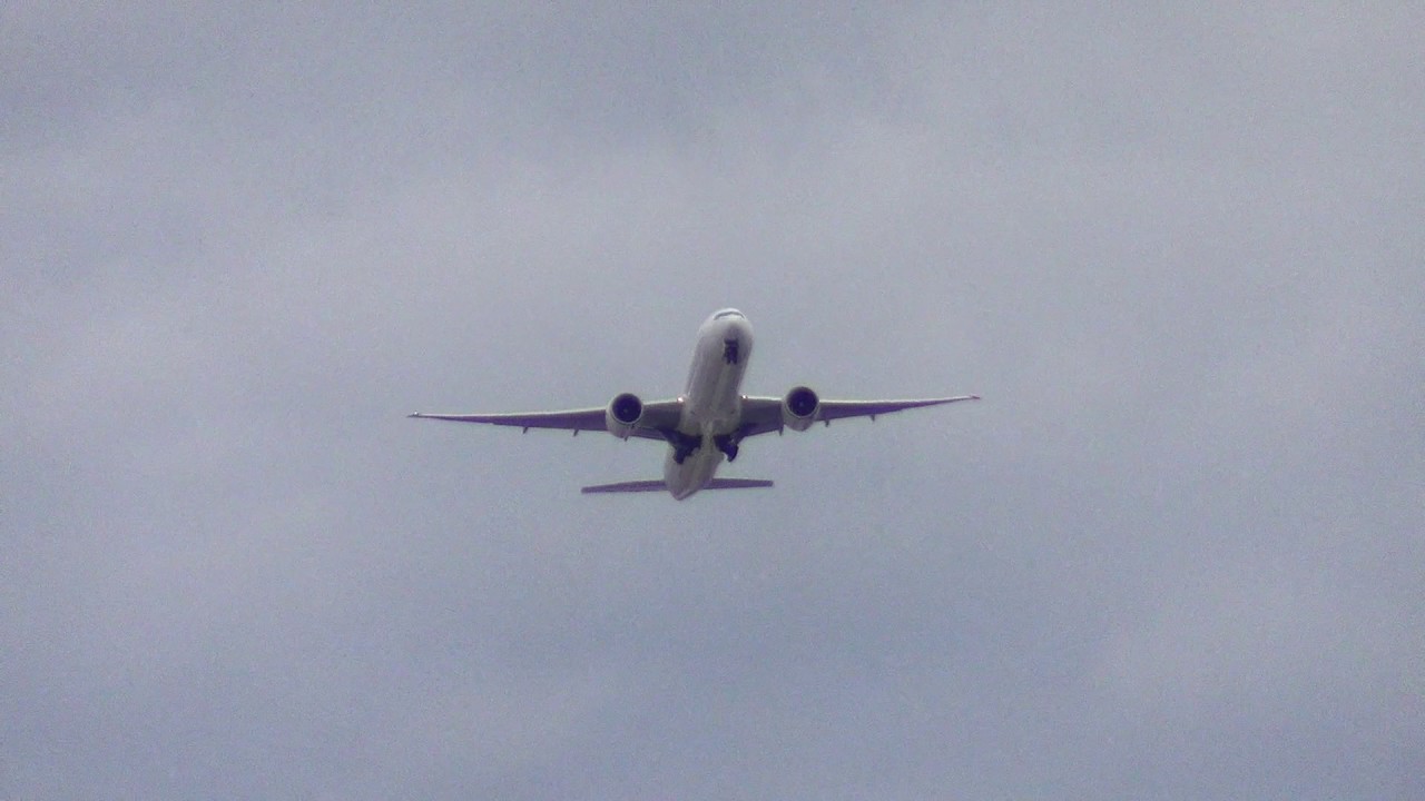 JAL Boeing 777 taking off from JFK by jonfromqueens