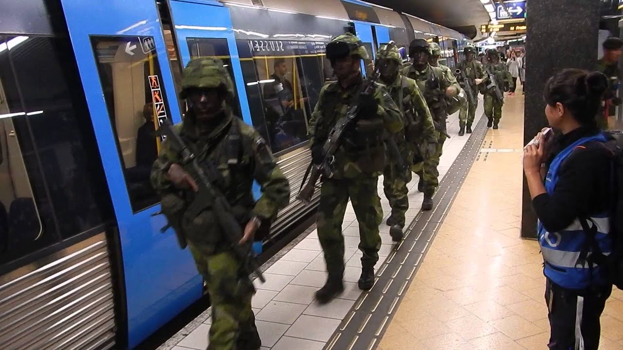 Livgardet &aring;ker tunnelbana / Swedish Life Guards on metro exercise